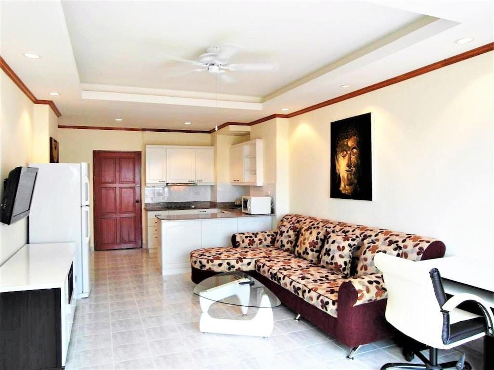 Sea Pool View at View Talay 1 Condo Pattaya - Tap to explore photos