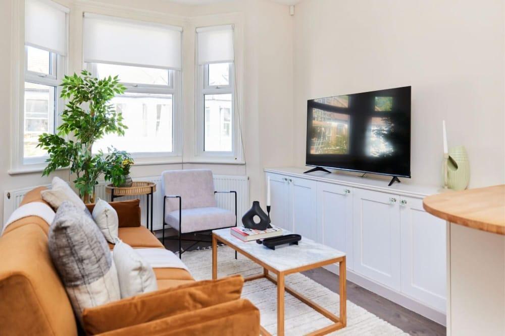 The Kilburn Crib - Stunning 3bdr Flat - Tap to explore photos