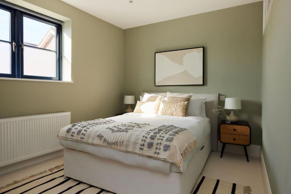The Tooting Escape - Glamorous 3bdr Flat With Balcony - Tap to explore photos
