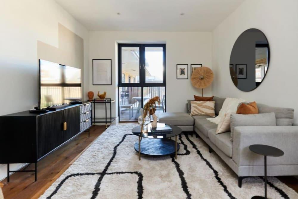 The Tooting Escape - Glamorous 3bdr Flat With Balcony - Tap to explore photos
