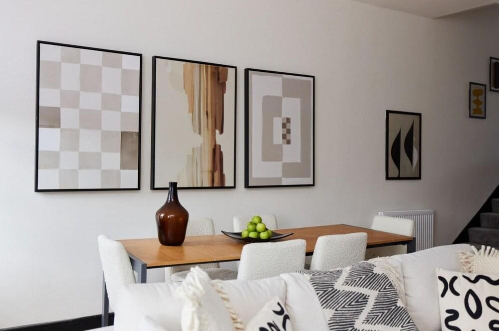 The Battersea Crib - Dazzling 3bdr Flat With Garden - Tap to explore photos