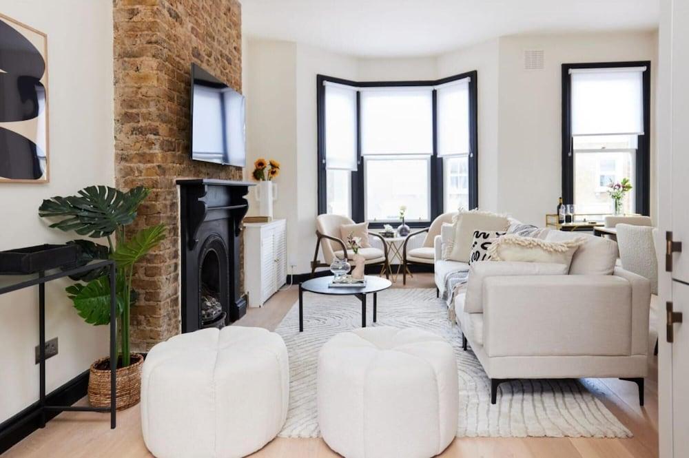 The Battersea Crib - Dazzling 3bdr Flat With Garden - Tap to explore photos