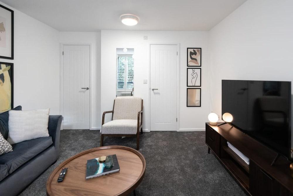 The King s Cross Place - Elegant 4bdr House With Garden - Tap to explore photos