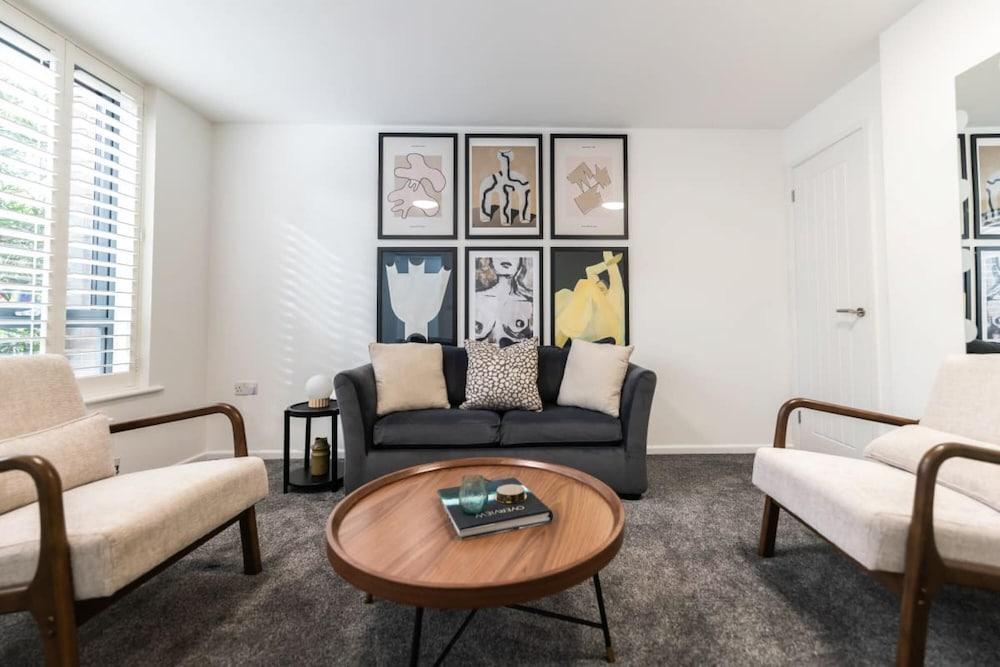 The King s Cross Place - Elegant 4bdr House With Garden - Tap to explore photos