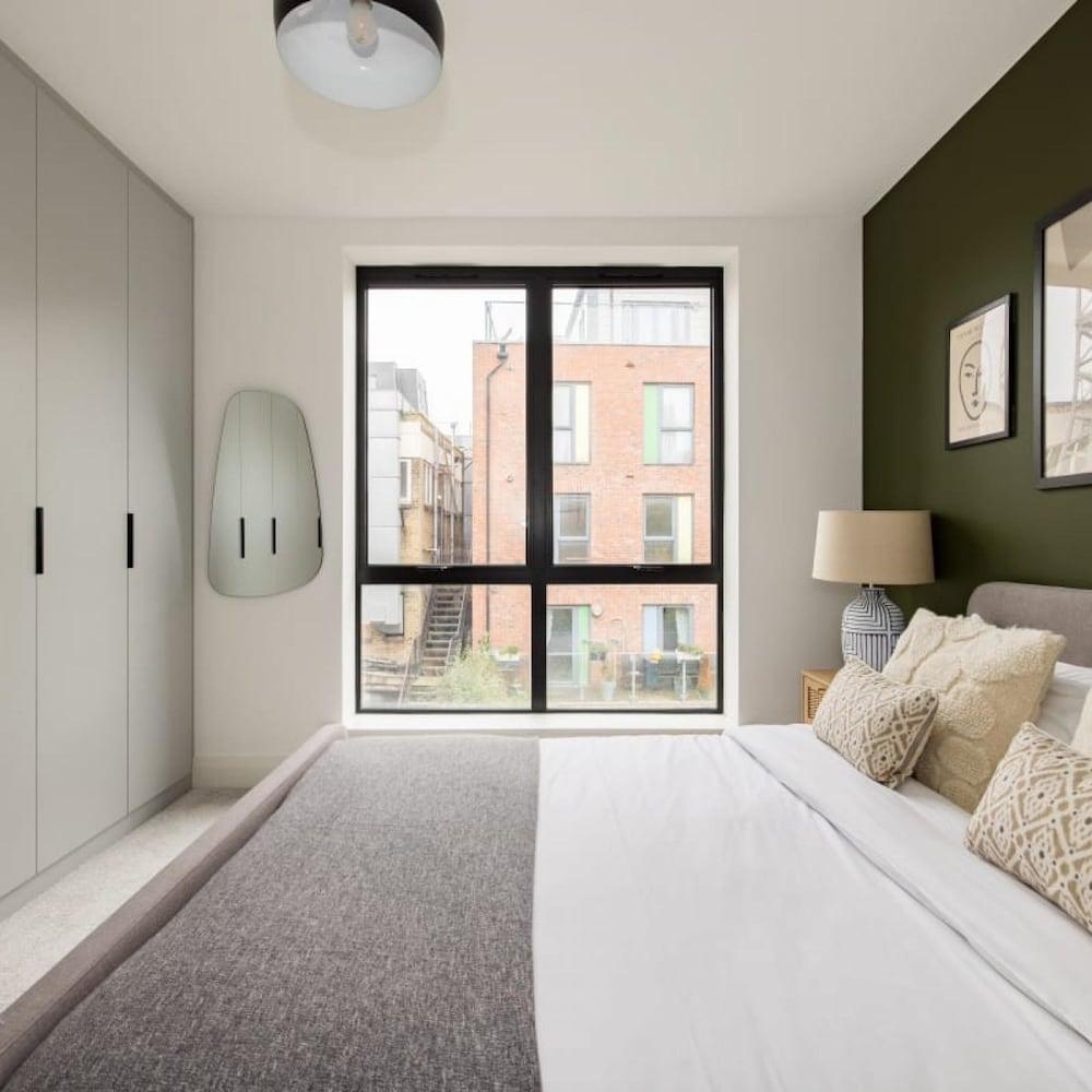 The Wembley Hideout - Stylish 2bdr Flat With Balcony - Tap to explore photos
