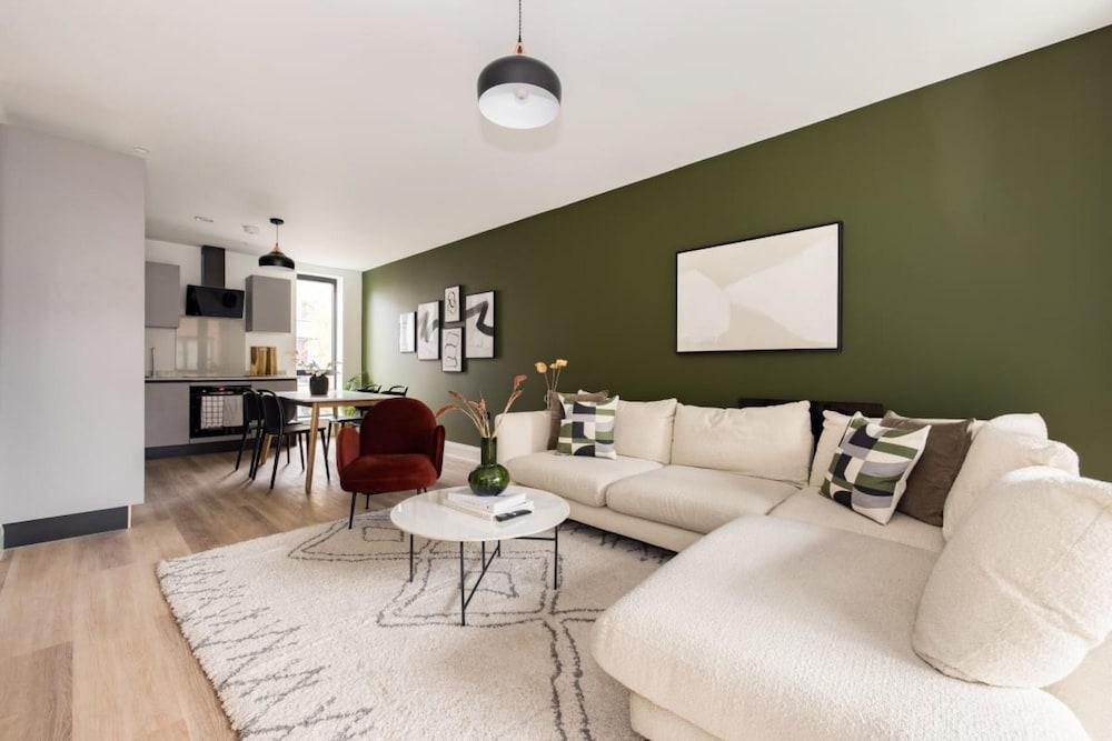 The Wembley Hideout - Stylish 2bdr Flat With Balcony - Tap to explore photos