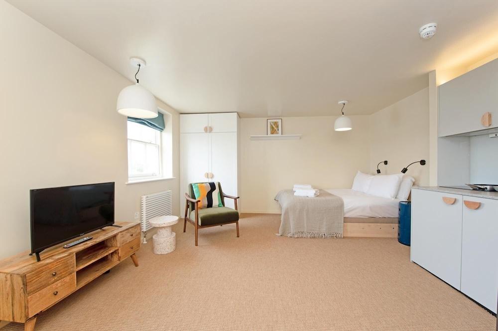 Spacious Studio Near Leafy Primrose Hill - Tap to explore photos