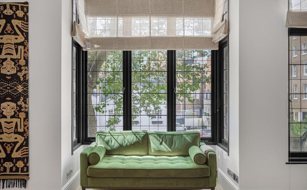 Luxury Suite in Cadogan Square II - Tap to explore photos