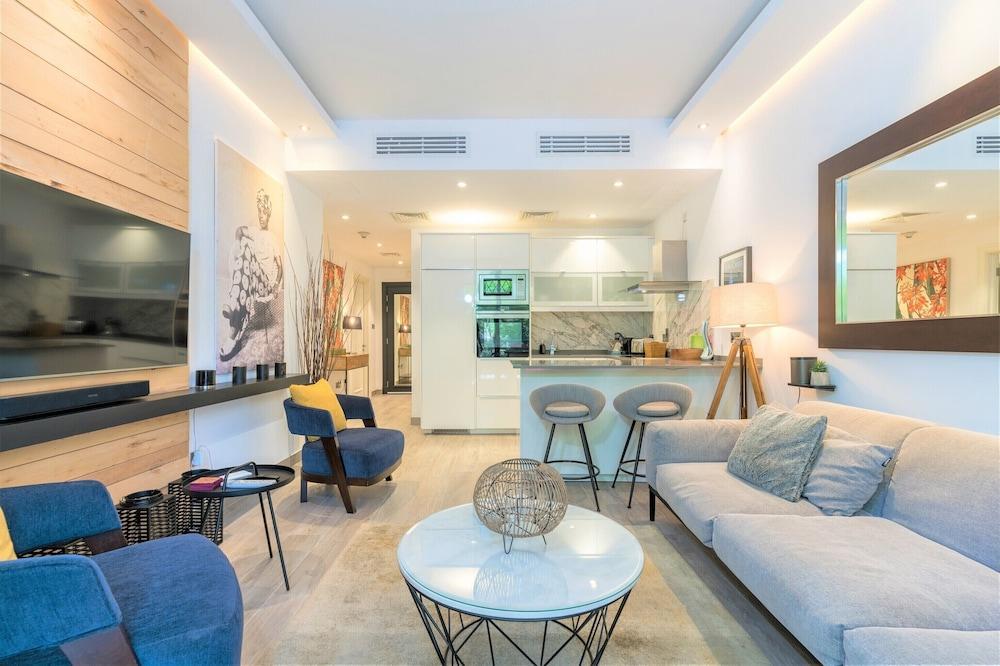 Stunning 2bedroom in Dubai Downtown - Tap to explore photos