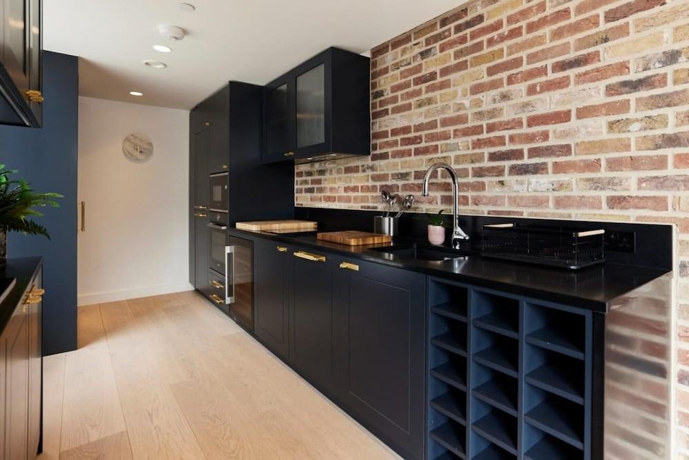 The Soho Penthouse - Charming 3bdr Penthouse With Terrace - Tap to explore photos