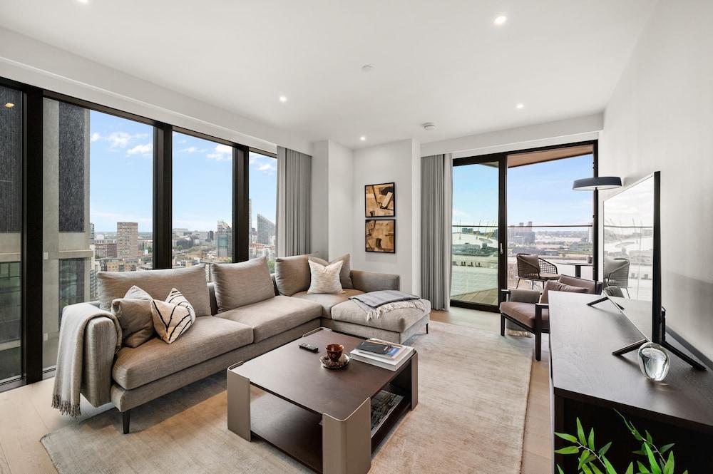 Luxury two Bedroom Apartment in East Londons Docklands - Tap to explore photos
