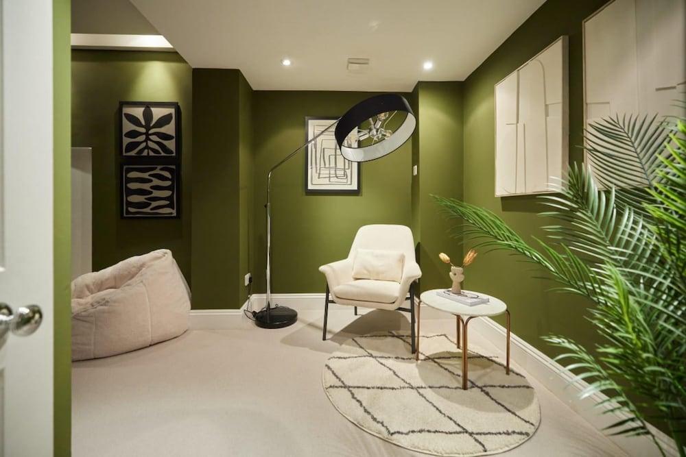 The Hyde Park Scenery - Elegant 4bdr Flat With Study Room - Tap to explore photos