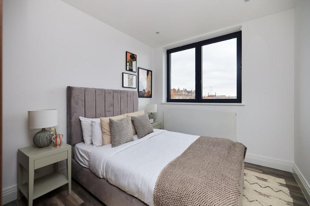 The Wembley Crib - Lovely 1bdr Flat With Balcony - Tap to explore photos