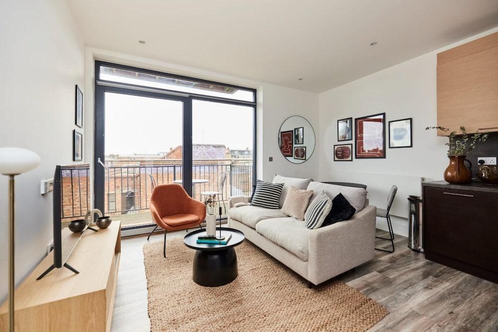 The Wembley Crib - Lovely 1bdr Flat With Balcony - Tap to explore photos