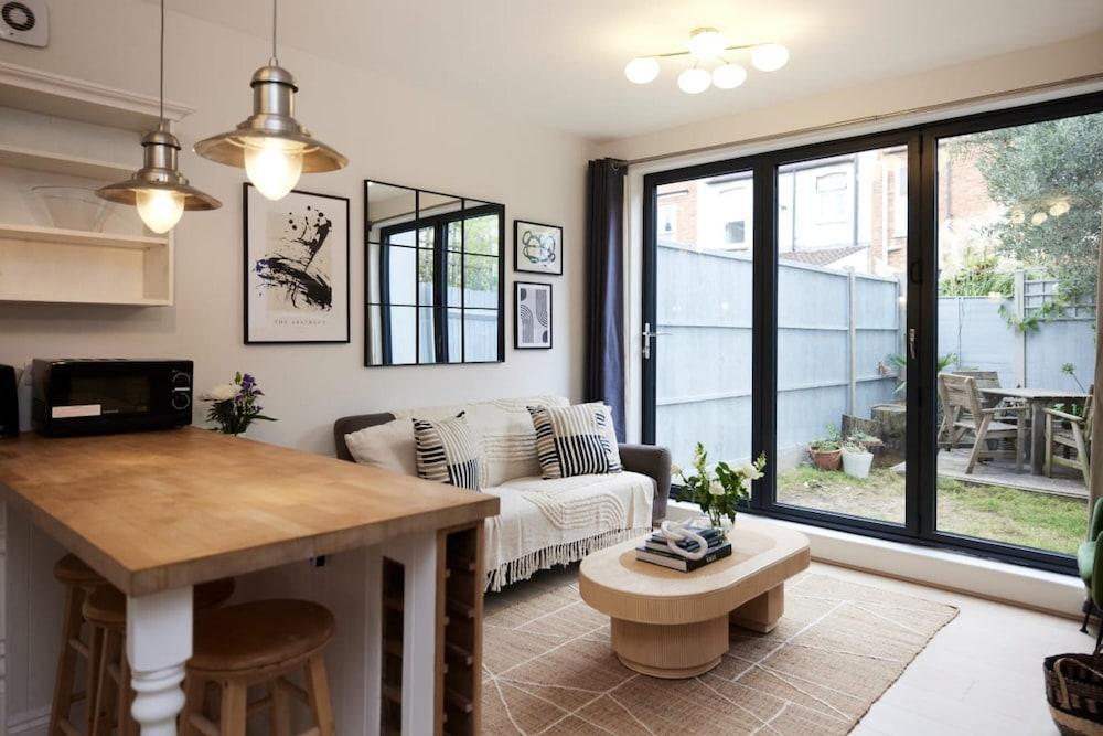 The Mitcham Hideout - Lovely 2bdr Flat With Garden - Tap to explore photos