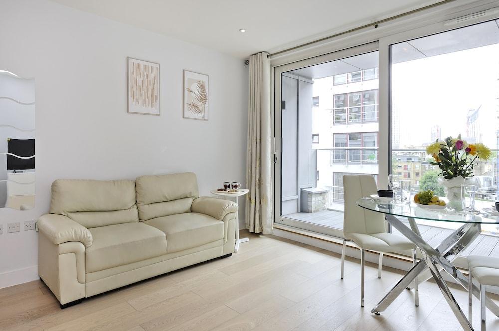 Spacious Flat Near South Bank by Underthedoormat - Tap to explore photos