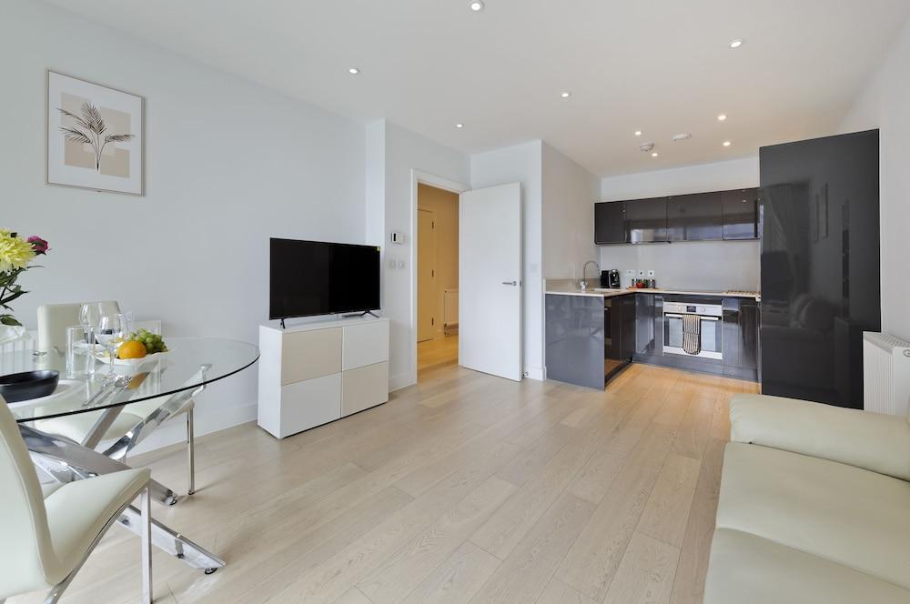 Spacious Flat Near South Bank by Underthedoormat - Tap to explore photos