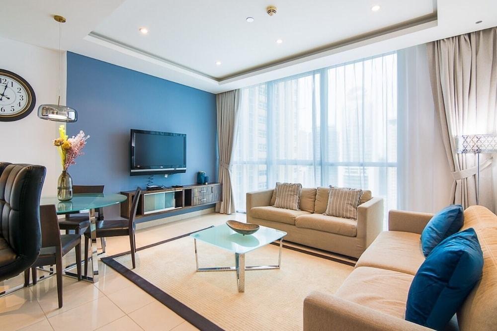Jlt Bonnington Tower 1 Br Apartment Lake View - Tap to explore photos