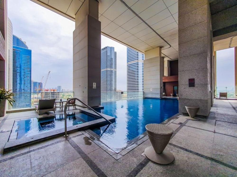 Jlt Bonnington Tower 1 Br Apartment Lake View - Tap to explore photos