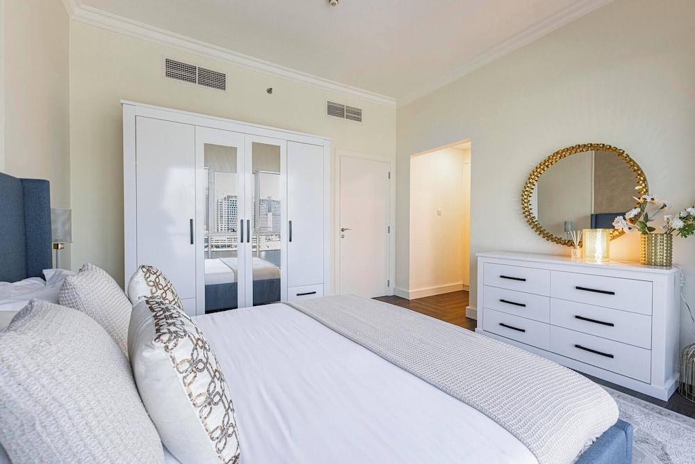Stylish 1br - Extra Bed With Burj Khalifa View - Tap to explore photos