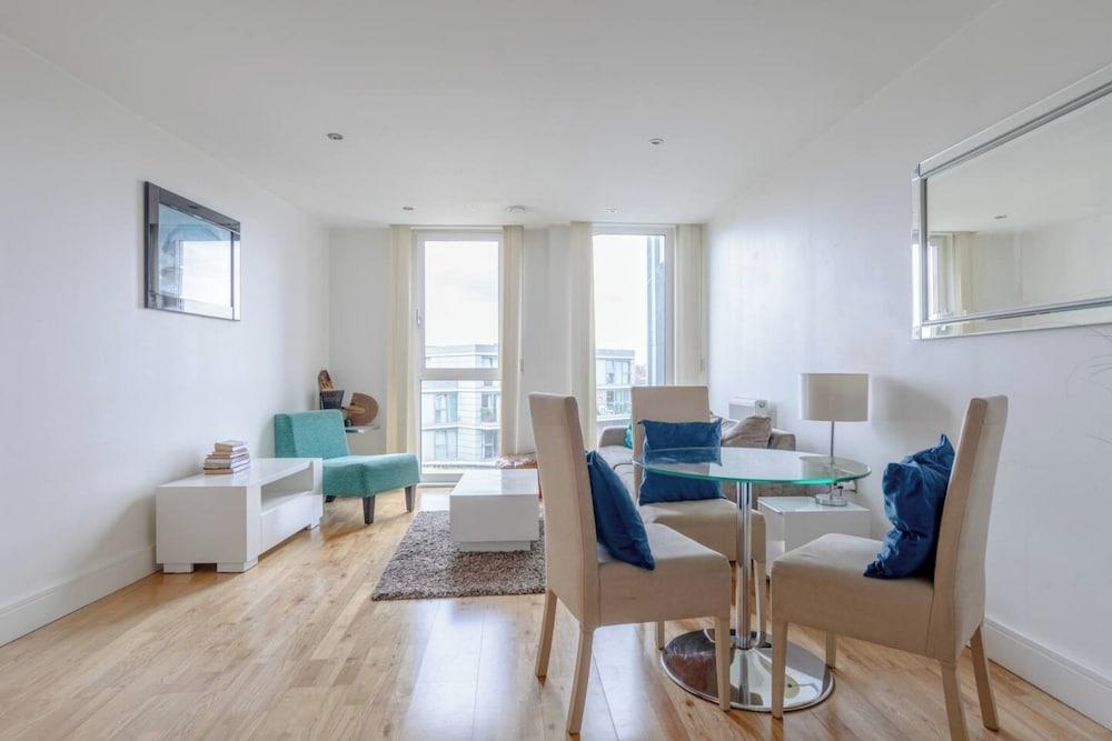 Sleek & Sunny 1BD Flat Near Greenwhich - Deptford! - Tap to explore photos