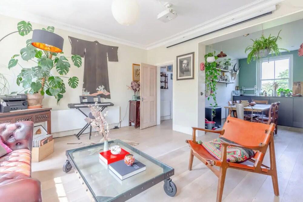Quirky & Serene 2BD Flat in Dalston - Tap to explore photos