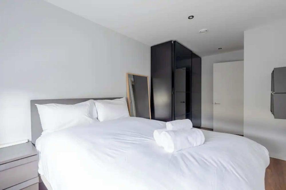 Modern & Central 1BD Flat - Pimlico - Tap to explore photos