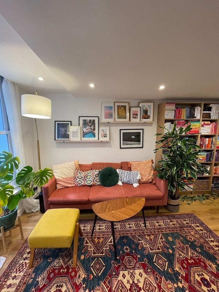 Vibrant & Beautifully Decorated 1BD Flat Brixton! - Tap to explore photos