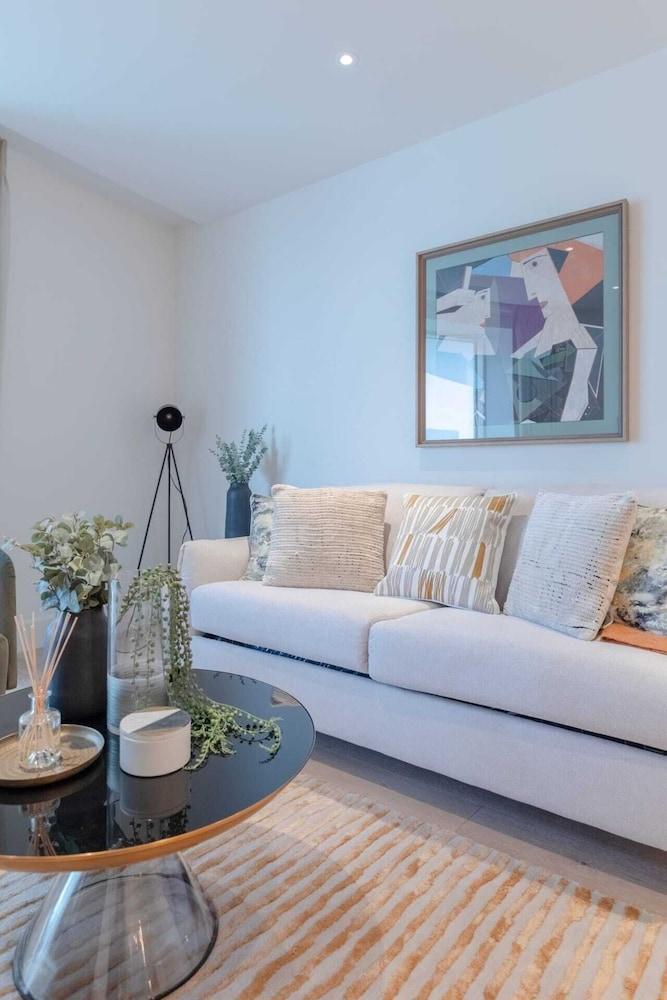 Charming 2BD Contemporary Flat - White City! - Tap to explore photos