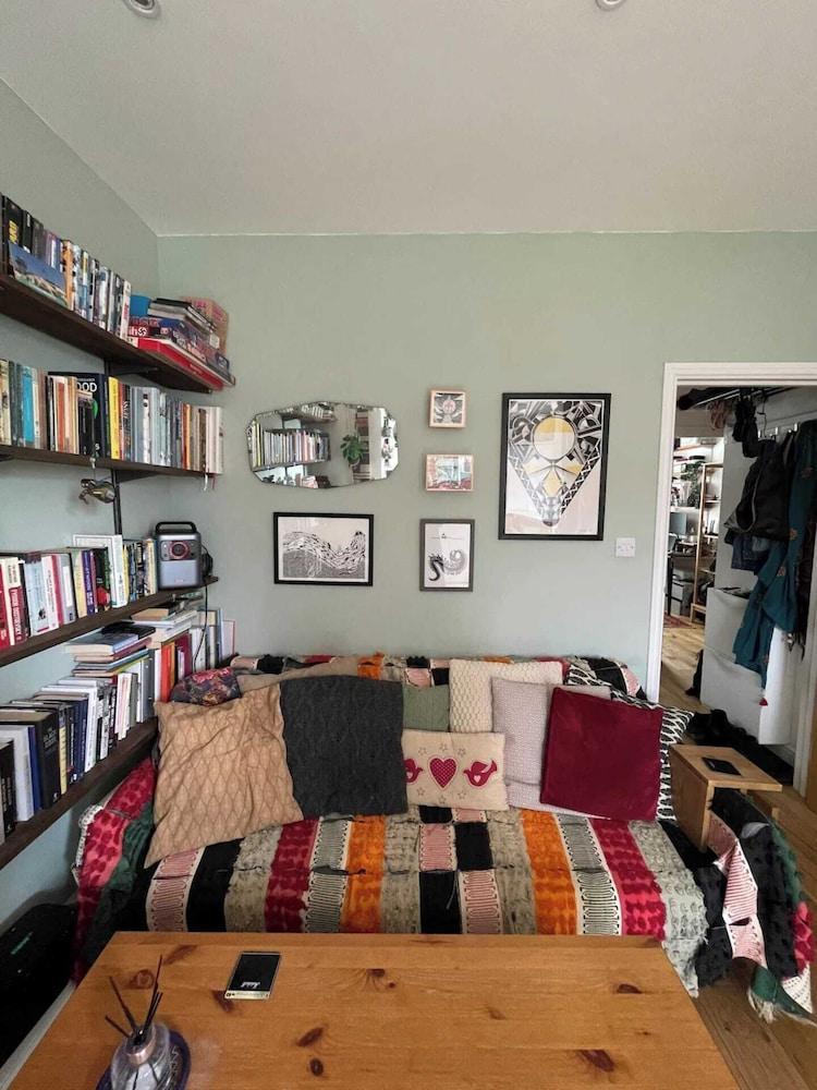 Snug 1BD Flat With Balcony - Stoke Newington - Tap to explore photos