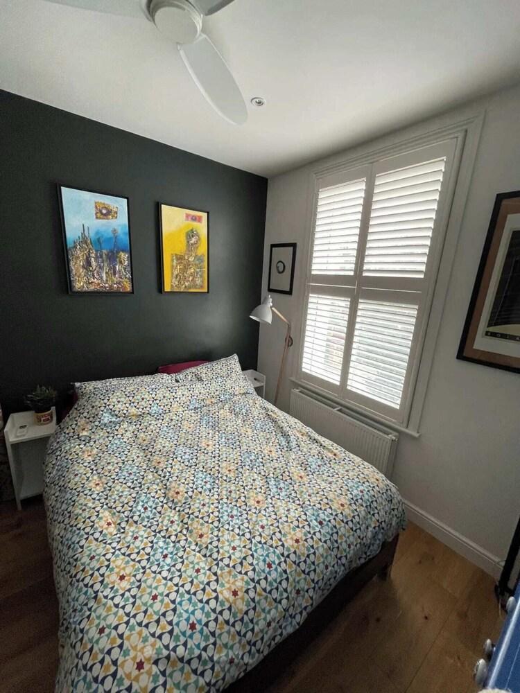 Snug 1BD Flat With Balcony - Stoke Newington - Tap to explore photos