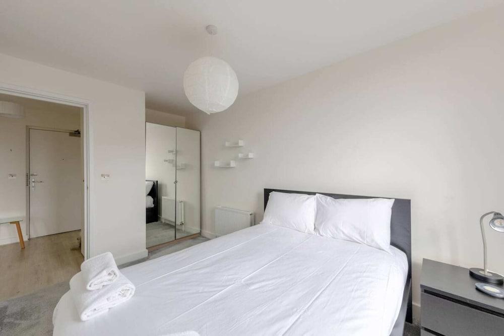 Serene 1BD Canal-side Flat w/ Terrace - Haggerston - Tap to explore photos