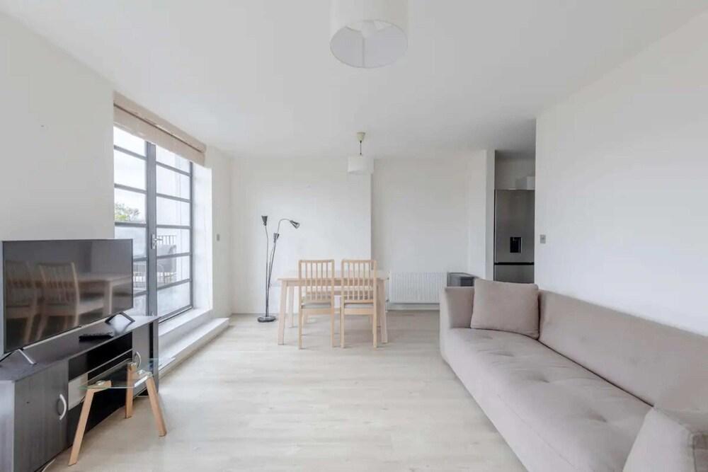 Serene 1BD Canal-side Flat w/ Terrace - Haggerston - Tap to explore photos