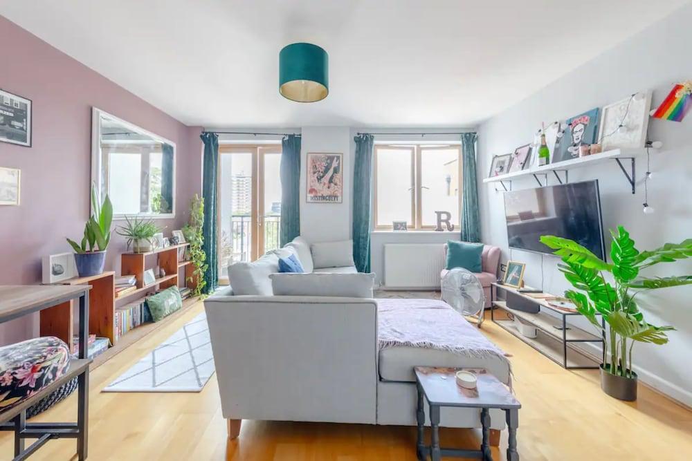 Stunning & Chic 1 Bedroom Flat - Plaistow! - Tap to explore photos
