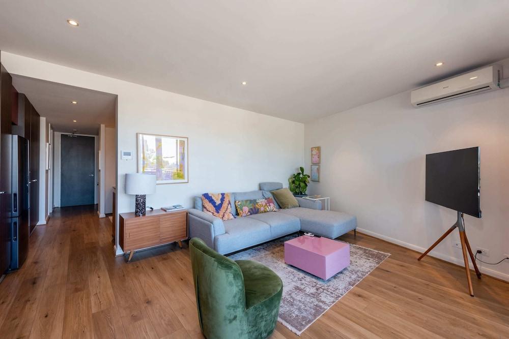Stunning 1B Apt in Richmond - Parking & City Views - Tap to explore photos