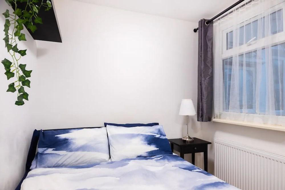 Stylish 2 Bedroom Apartment in the Heart of Shepherds Bush - Tap to explore photos