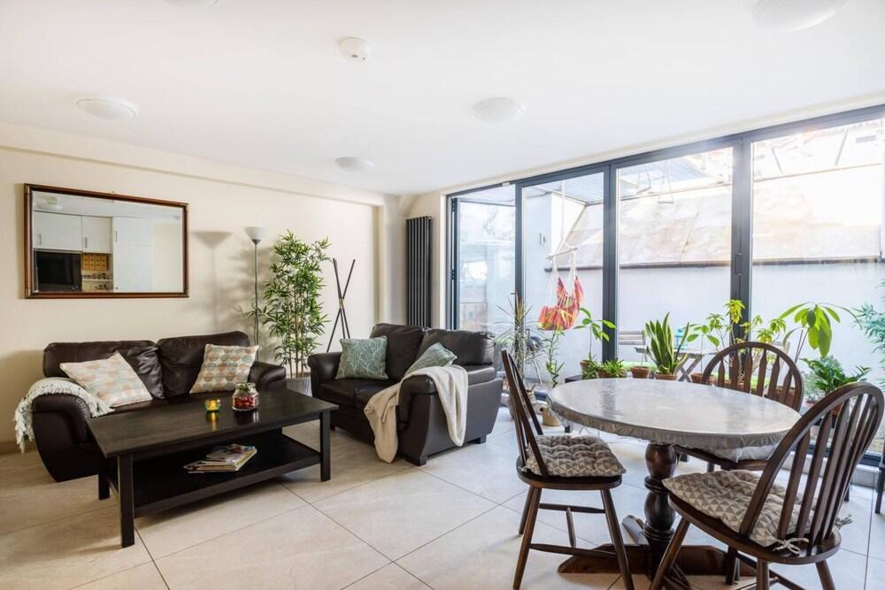 Stylish 2 Bedroom Apartment in the Heart of Shepherds Bush - Tap to explore photos