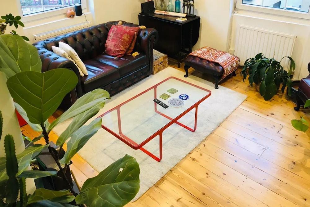 Stylish and Light 2 Bedroom Flat in Bethnal Green - Tap to explore photos