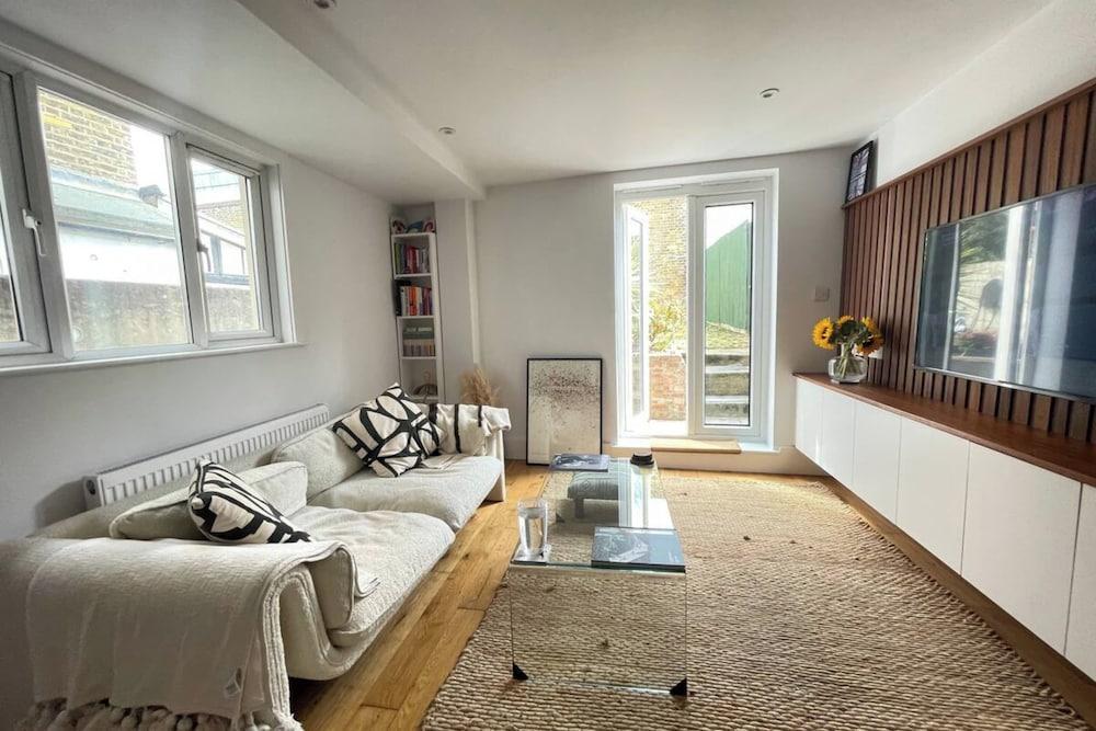 Bright & Beautifully Decorated 1BD Flat - Brixton - Tap to explore photos