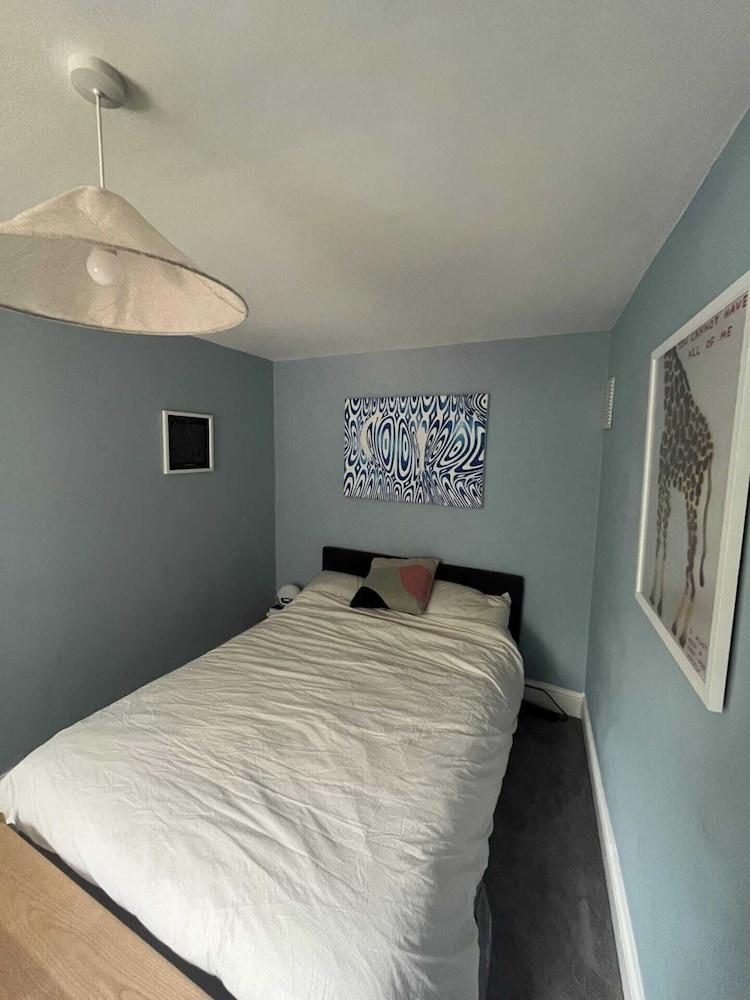 Characterful 1BD Flat w/ Private Gym - Brockley - Tap to explore photos