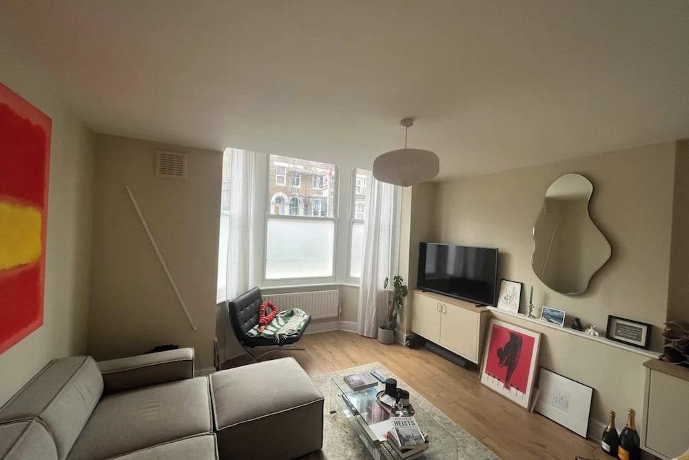 Characterful 1BD Flat w/ Private Gym - Brockley - Tap to explore photos
