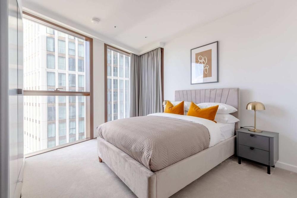 Luxurious 3BD Flat by the River Thames - Vauxhall - Tap to explore photos