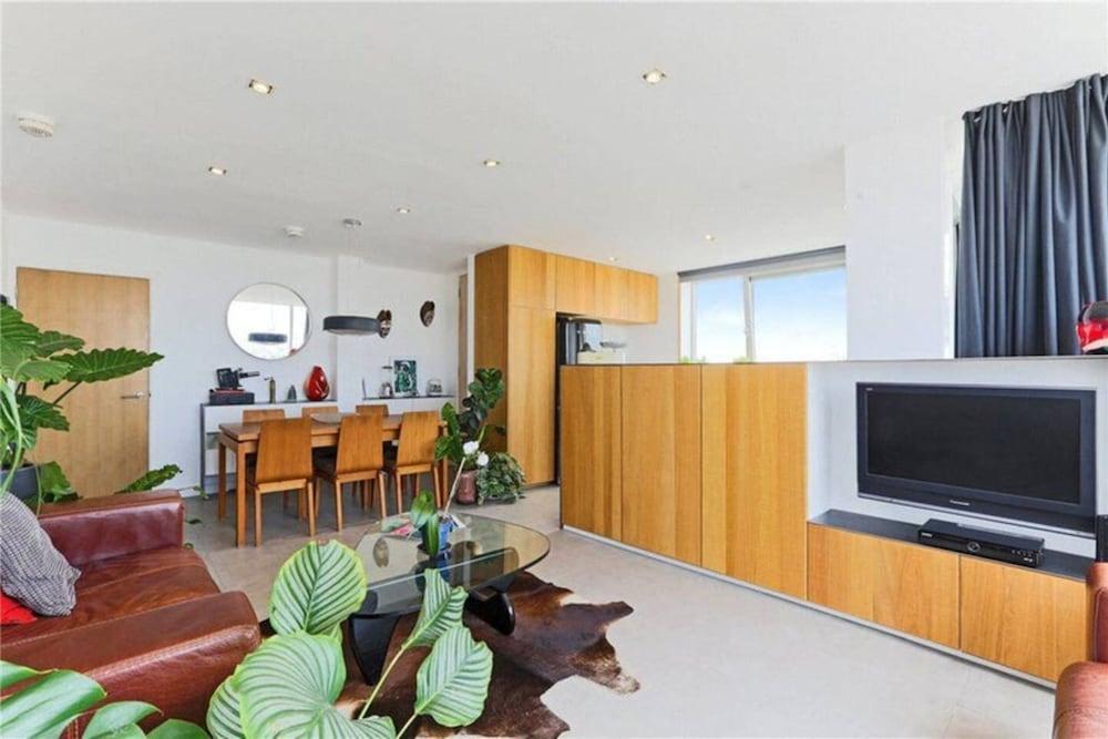 Sleek 2BD Flat W/views of The Shard - Shadwell! - Tap to explore photos