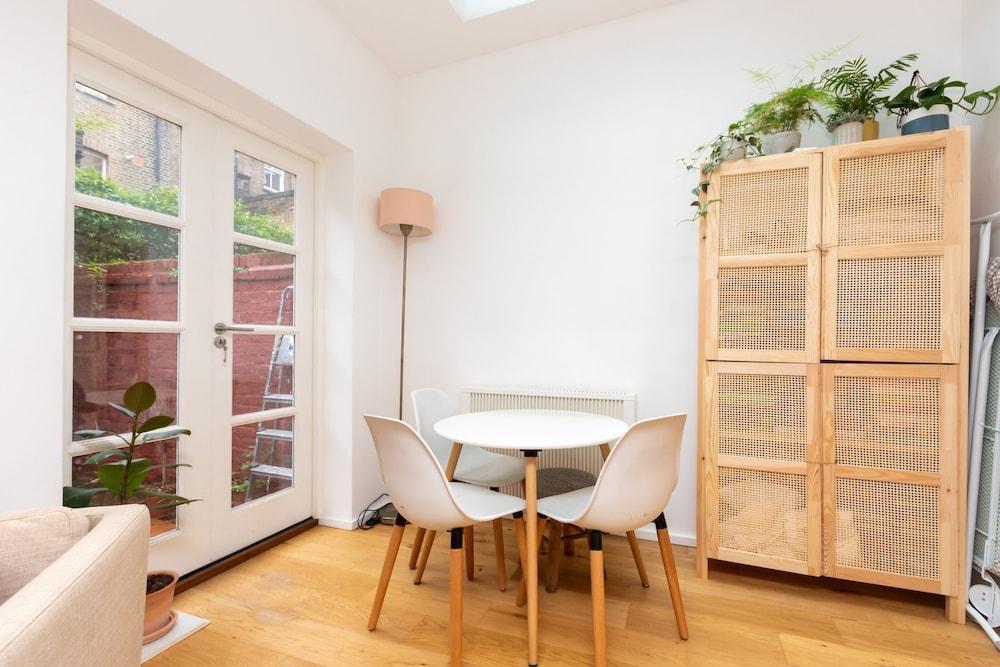 Stylish and Modern 1 Bedroom Flat in Whitechapel - Tap to explore photos