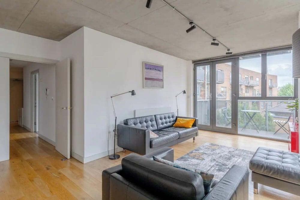 Beautiful & Bright 2BD Flat - Dalston! - Tap to explore photos