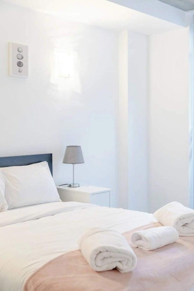 Beautiful & Bright 2BD Flat - Dalston! - Tap to explore photos