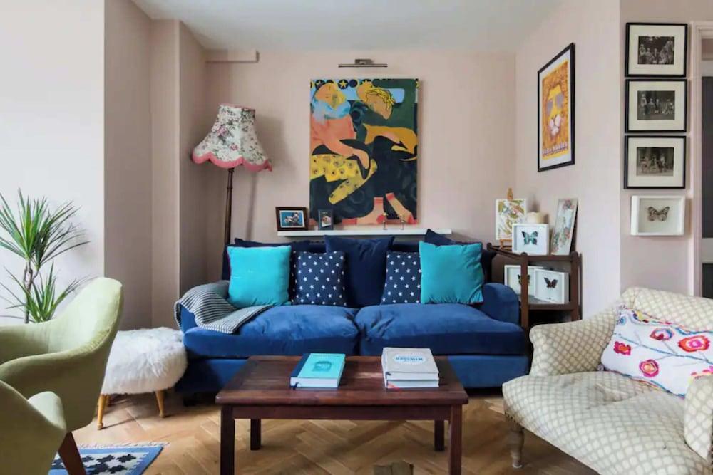 Vibrant & Stylish 2BD Flat - Notting Hill - Tap to explore photos