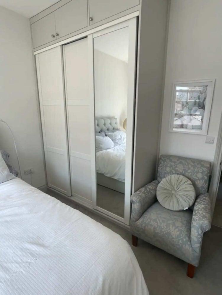 Stylish & Bright 3BD Flat With Balcony - Fulham - Tap to explore photos