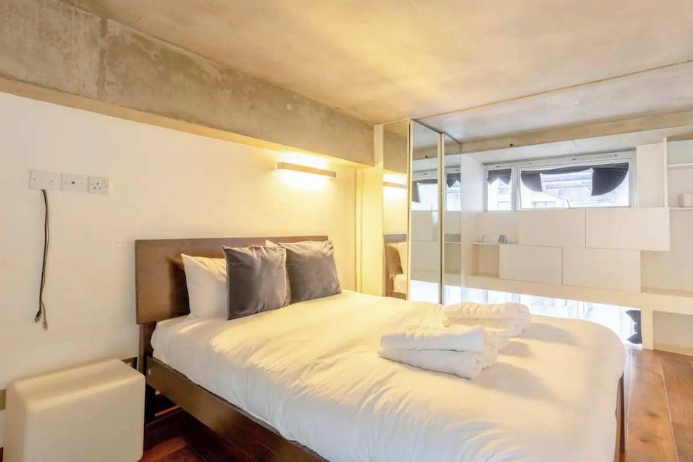 Incredible 2BD Loft by Regents Canal - Haggerston - Tap to explore photos