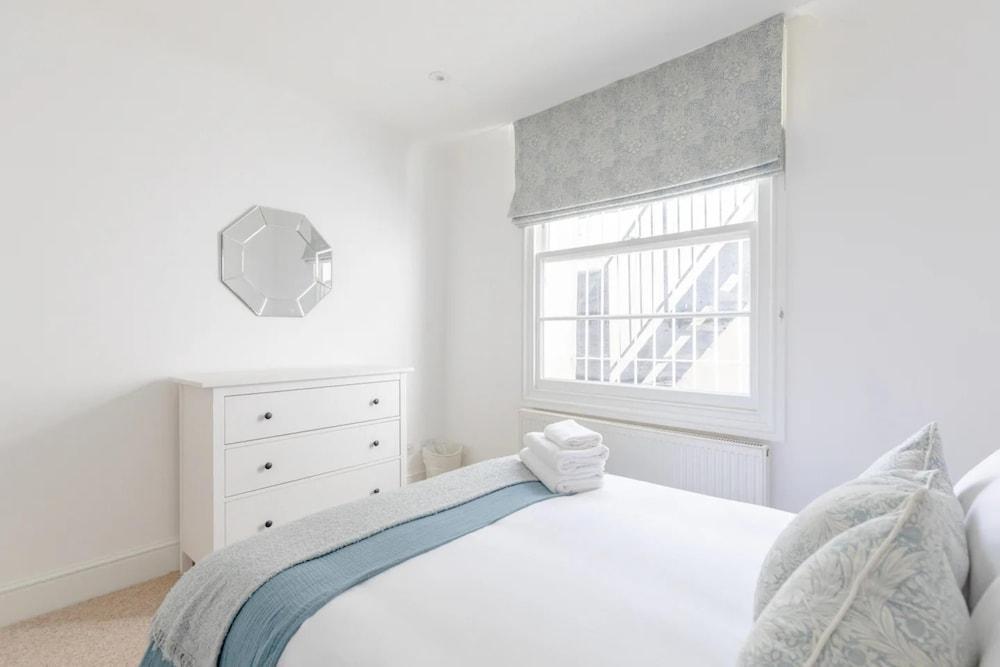 Beautiful & Modern 3 Bedroom Flat - Pimlico! - Tap to explore photos